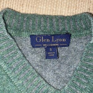 Adult men’s small Cashmere V-neck sweater